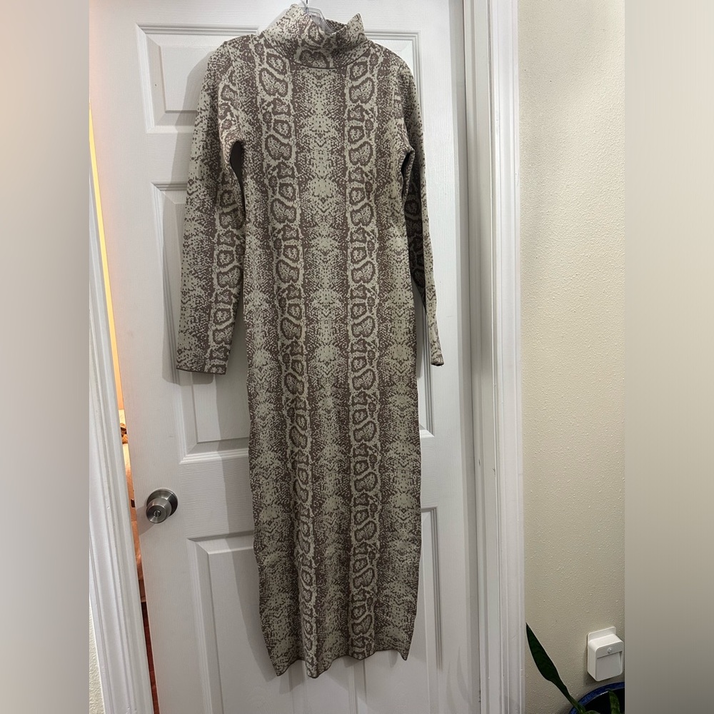 Snake print Sweater, maxi dress